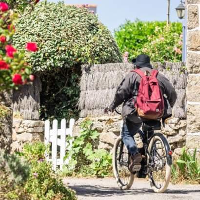 header page contact vue général vélo village simon bourcier © oti baie de quiberon markets and local life bretagne